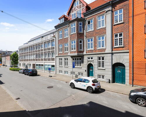 Klassisk 2-værelses på 61 m2 i centrum – højt til loftet, plankegulve og fælles gårdhave