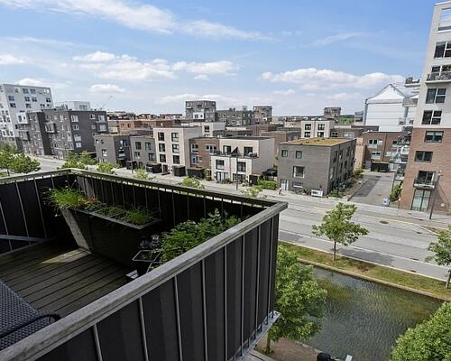 København S – Ørestaden - Lækker, velindrettet lejlighed med 2 altaner og skøn, fri udsigt - attraktivt beliggende nær shopping centeret Fields, Ørestad station og Kalvebod Fælled - kort afstand til City