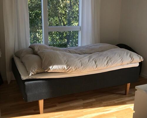 Lys 3-værelses lejlighed med stor solrig altan – mulighed for parkering