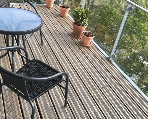 Lys 3-værelses lejlighed med stor solrig altan – mulighed for parkering