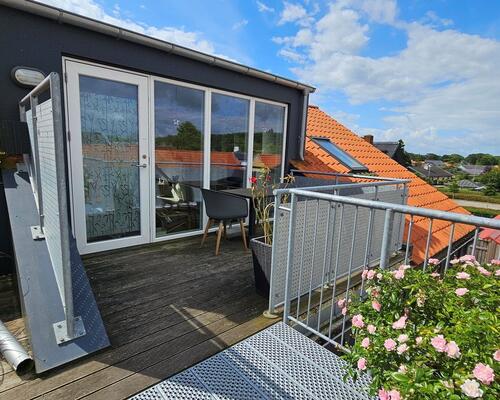 Dejlig 3-værelses lejlighed med skøn terrasse i Hou