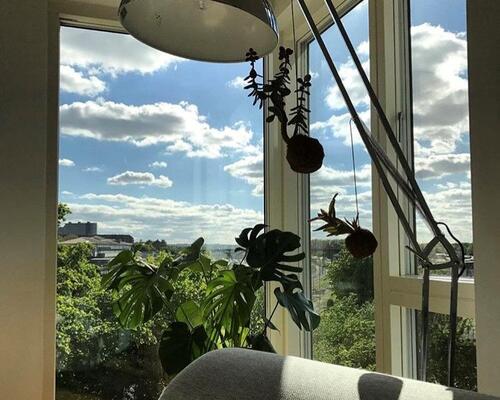 Lys 3-værelses lejlighed med stor solrig altan – mulighed for parkering