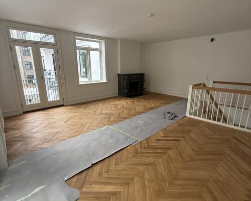 Eksklusivt townhouse i tre plan med 3 soveværelser og med store altaner på attraktive Frederiksberg C