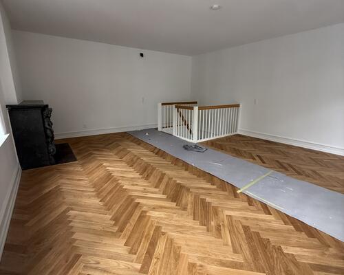 Eksklusivt townhouse i tre plan med 3 soveværelser og med store altaner på attraktive Frederiksberg C