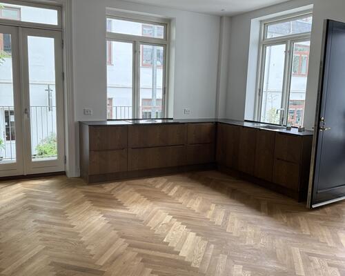 Eksklusivt townhouse i tre plan med 3 soveværelser og med store altaner på attraktive Frederiksberg C