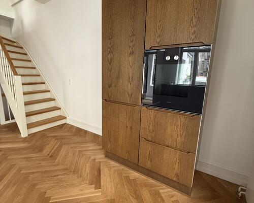Eksklusivt townhouse i tre plan med 3 soveværelser og med store altaner på attraktive Frederiksberg C