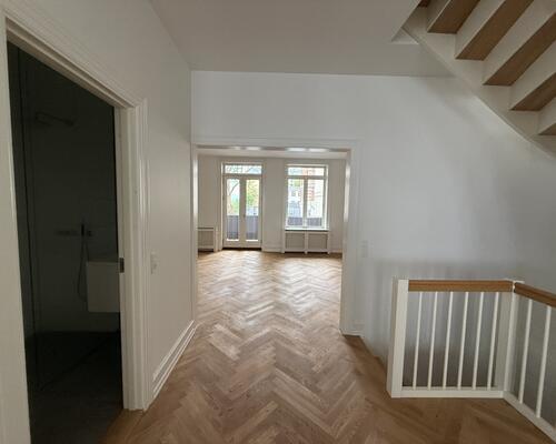 Eksklusivt townhouse i tre plan med 3 soveværelser og med store altaner på attraktive Frederiksberg C