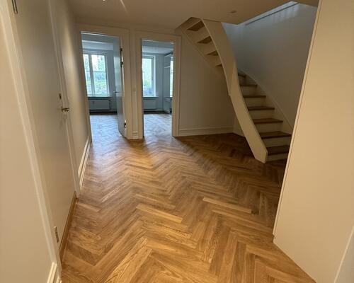 Eksklusivt townhouse i tre plan med 3 soveværelser og med store altaner på attraktive Frederiksberg C