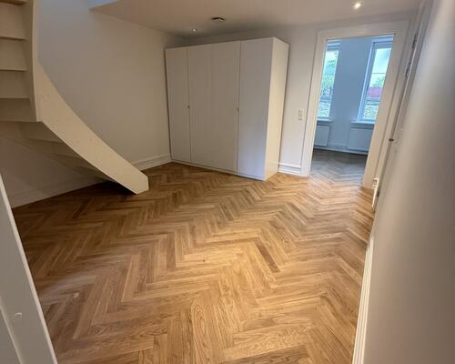 Eksklusivt townhouse i tre plan med 3 soveværelser og med store altaner på attraktive Frederiksberg C