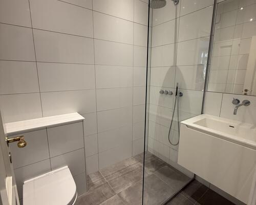 Eksklusivt townhouse i tre plan med 3 soveværelser og med store altaner på attraktive Frederiksberg C