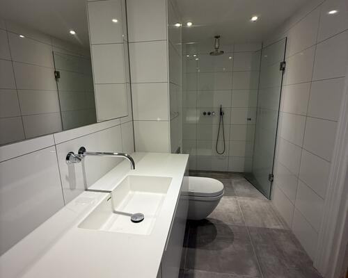 Eksklusivt townhouse i tre plan med 3 soveværelser og med store altaner på attraktive Frederiksberg C