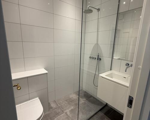 Eksklusivt townhouse i tre plan med 3 soveværelser og med store altaner på attraktive Frederiksberg C