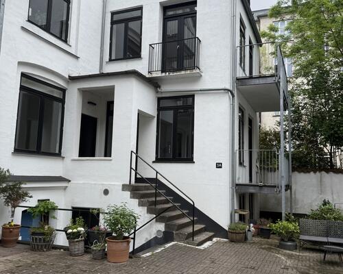 Eksklusivt townhouse i tre plan med 3 soveværelser og med store altaner på attraktive Frederiksberg C
