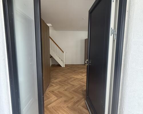 Eksklusivt townhouse i tre plan med 3 soveværelser og med store altaner på attraktive Frederiksberg C