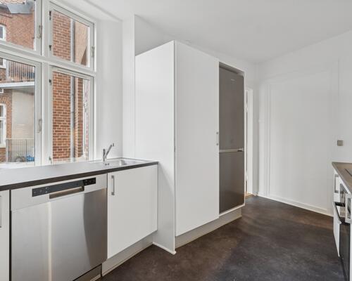 Nyrenoveret og charmerende 3’er med nyt køkken