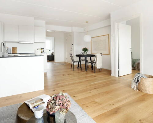 Rummelig og moderne 3-værelses lejlighed med god terrasse, gulvvarme i hele boligen og lyst køkken-alrum!