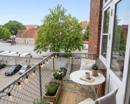 Lys og stor nyrenoveret 2-værelses på 79 m2 med altan i Borgergade