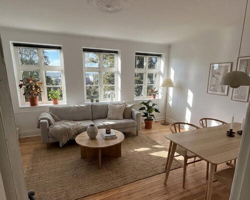 Lys og stor nyrenoveret 2-værelses på 79 m2 med altan i Borgergade