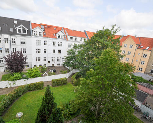 Indbydende lejlighed i Aalborgs livlige centrum