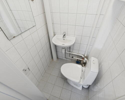 Central 2-værelses på 78 m2 med stor sydvendt altan, fjordkig og elevator - Gratis vask i Vaskeri, samt mulighed for medleje af p-plads