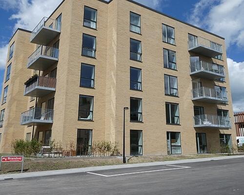 Lejligheden er velbeliggende på lukket vej i bebyggelse med gode, fælles faciliteter bl.a. P-plads, grønne områder og fælleshus. Tæt på togstation og gode indkøbsmuligheder.