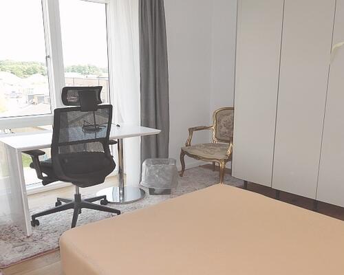 Lejligheden er velbeliggende på lukket vej i bebyggelse med gode, fælles faciliteter bl.a. P-plads, grønne områder og fælleshus. Tæt på togstation og gode indkøbsmuligheder.