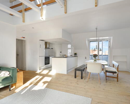 Eksklusiv penthouselejlighed med hems og altan