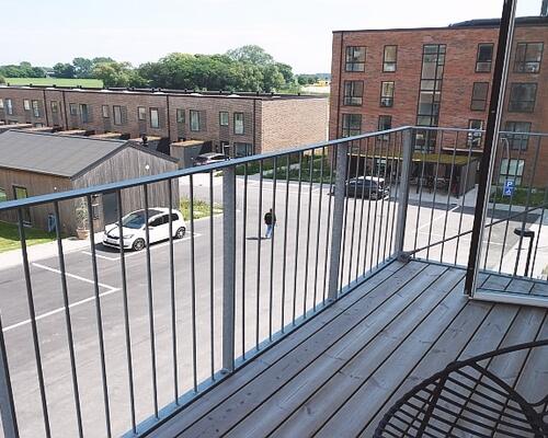 Lejligheden er velbeliggende på lukket vej i bebyggelse med gode, fælles faciliteter bl.a. P-plads, grønne områder og fælleshus. Tæt på togstation og gode indkøbsmuligheder.