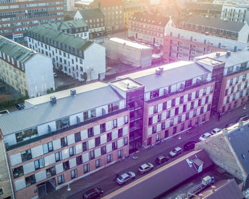 Privat uderum og byliv lige udenfor døren