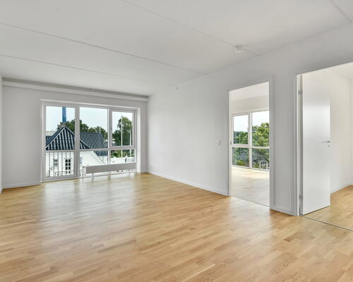Lys og moderne 4-værelses på 109 m2 med svalegang, elevator og parkering .