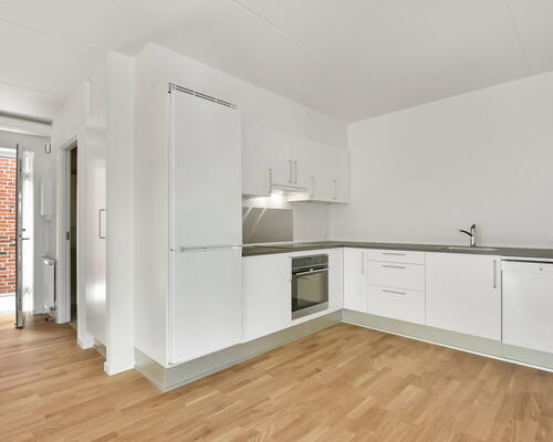 Lys og moderne 4-værelses på 109 m2 med svalegang, elevator og parkering .