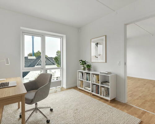 Lys og moderne 4-værelses på 109 m2 med svalegang, elevator og parkering .