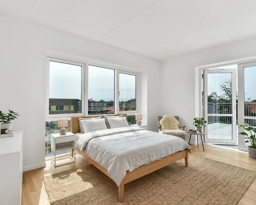 Lys og moderne 4-værelses på 109 m2 med svalegang, elevator og parkering .