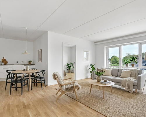 Lys og moderne 4-værelses på 109 m2 med svalegang, elevator og parkering .