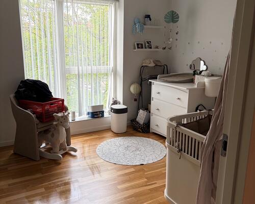 BILLEDER AF DET EKSAKTE LEJEMÅLET NU - Lys 3-værelses lejlighed med stor solrig altan – mulighed for parkering