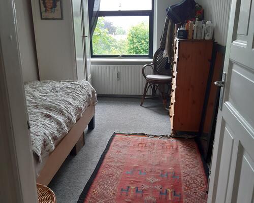 Dejlig stor lejlighed med have og udestue