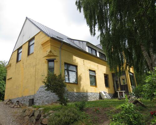 Dejlig stor lejlighed med have og udestue