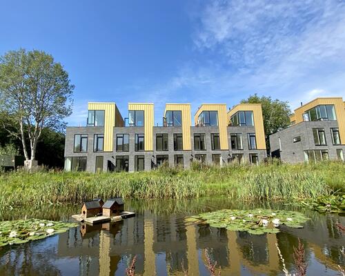 Moderne rækkehus i Munkebjerg Park med smuk udsigt