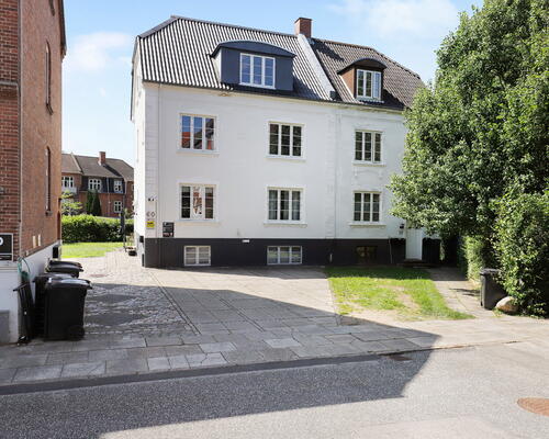 Lys, renoveret 2-værelses på 55 m2 i centrum med kvistvinduer og moderne køkken