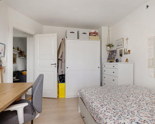 Lys, renoveret 2-værelses på 55 m2 i centrum med kvistvinduer og moderne køkken