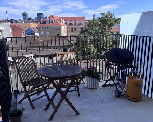 Lys og moderne delelejlighed med altan og adgang til tagterrasse