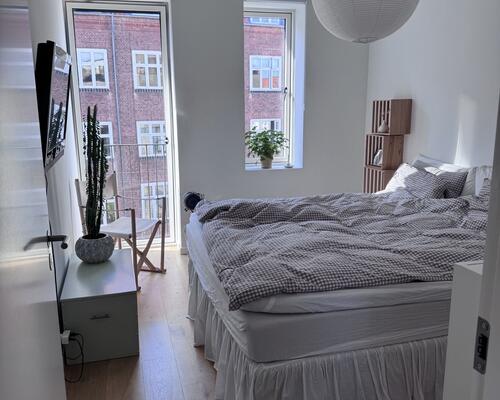 Lys og moderne delelejlighed med altan og adgang til tagterrasse