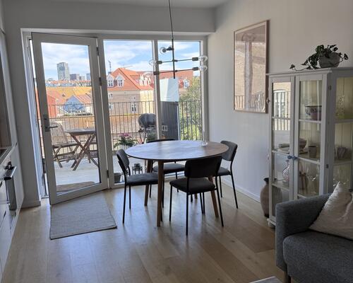 Lys og moderne delelejlighed med altan og adgang til tagterrasse