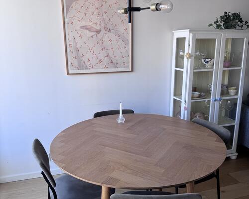 Lys og moderne delelejlighed med altan og adgang til tagterrasse