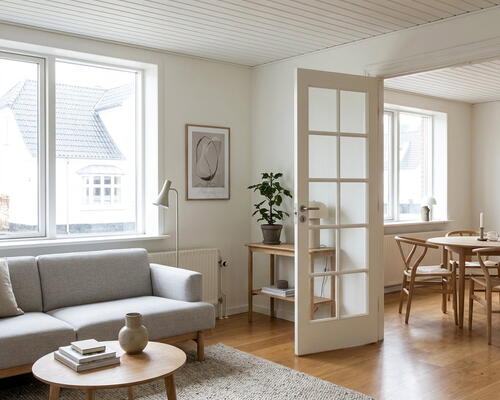 Lys 3-værelses med klassisk charme i rødstensejendom – 67 m2 med stue og spisestue en suite
