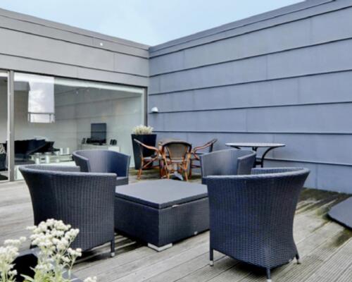 Nyrenoveret penthouse med stor tagterrasse .