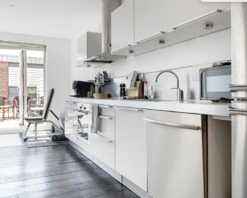 Nyrenoveret penthouse med stor tagterrasse .