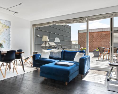Nyrenoveret penthouse med stor tagterrasse .