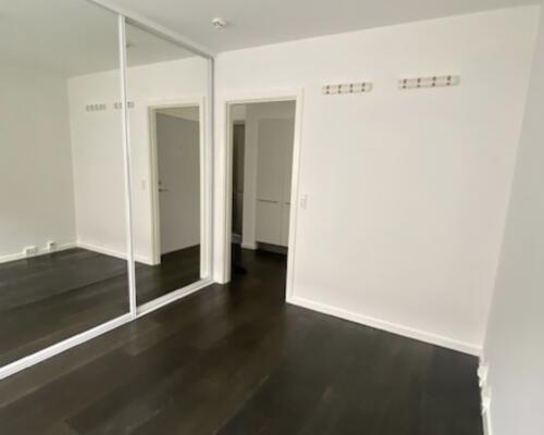 Nyrenoveret penthouse med stor tagterrasse .