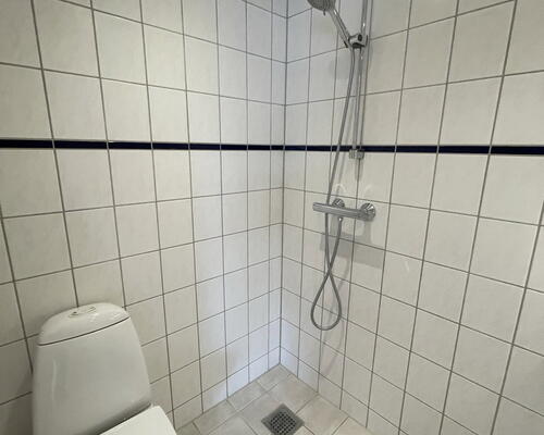 Lys 3-værelses taglejlighed med hems, kvist og vaskesøjle – midt i centrum